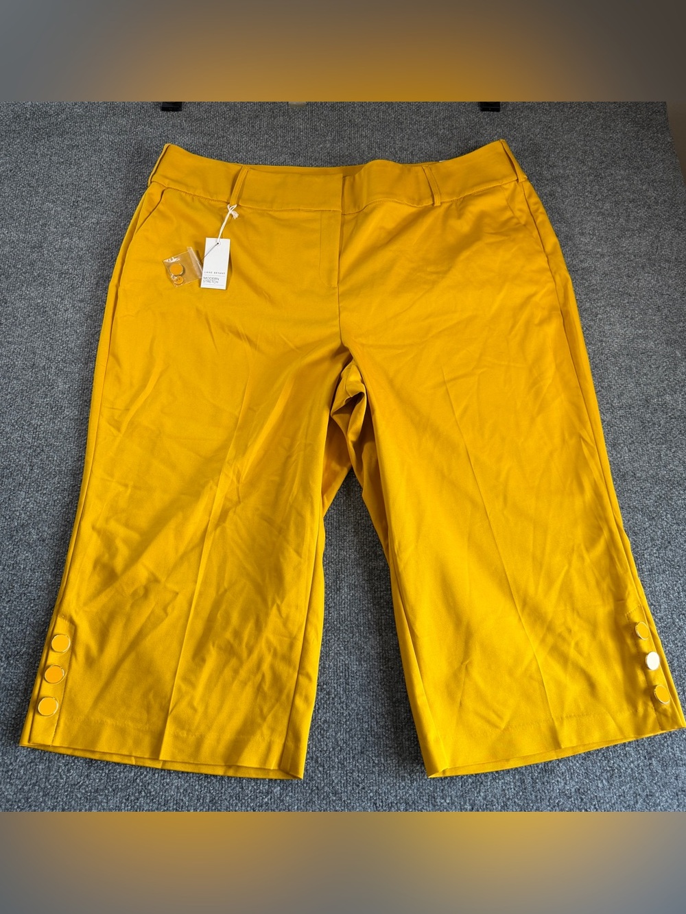 Lane Bryant Women’s Mustard Yellow Button-Hem Stretch Capris Size 26 NEW